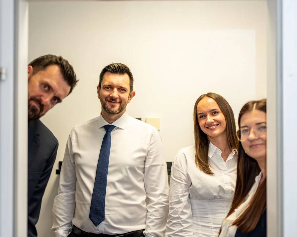 Team der Ambicon GmbH im Büro – persönliche Betreuung für Buchhaltung, Steuerberatung und Unternehmensberatung in Österreich