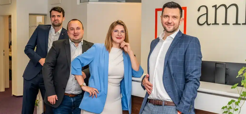 Il team di Ambicon GmbH in ufficio: assistenza personalizzata per contabilità, consulenza fiscale e consulenza aziendale in Austria