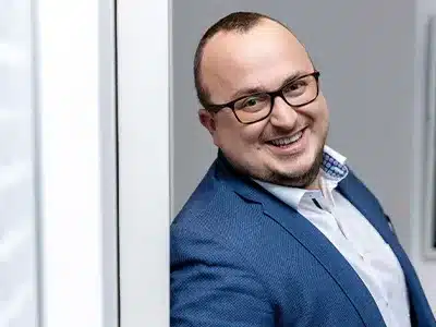 responsabile della contabilità e socio Edin Dulic, laureato in economia.